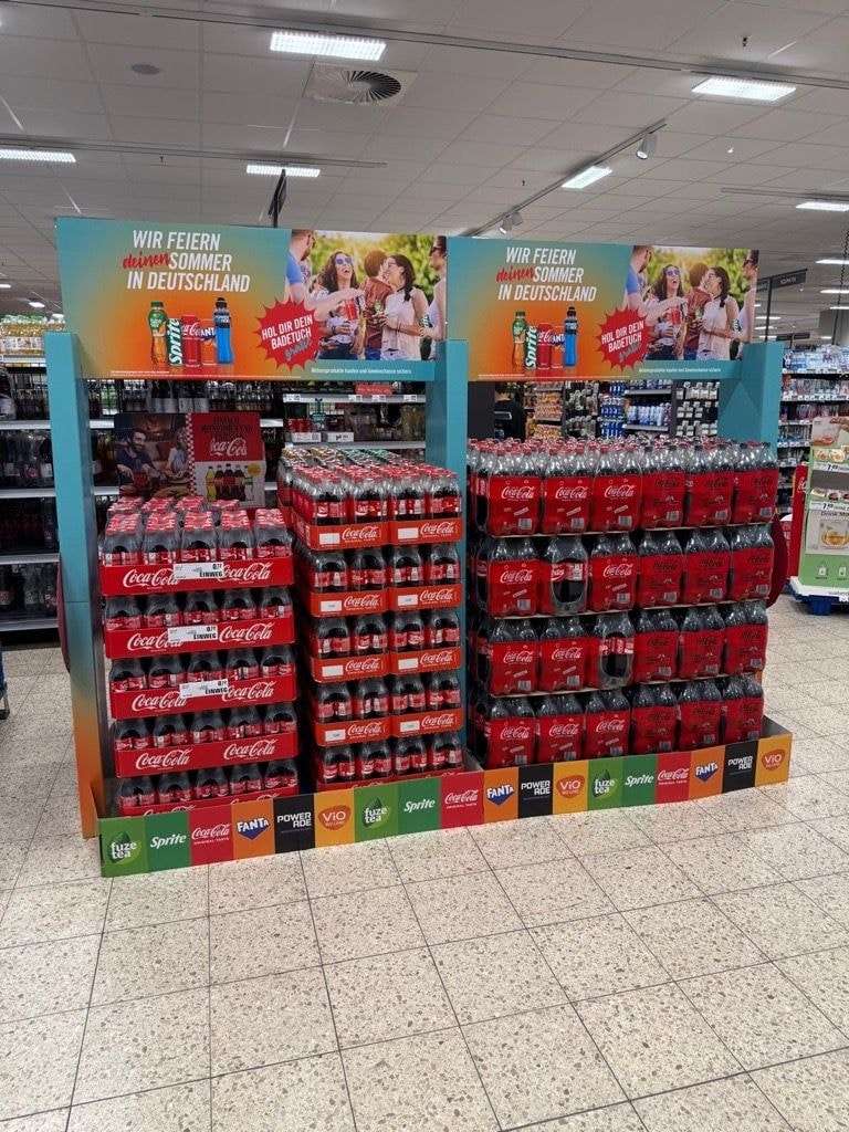 Sommer-Aktionsfläche für Erfrischungsgetränke im Markt