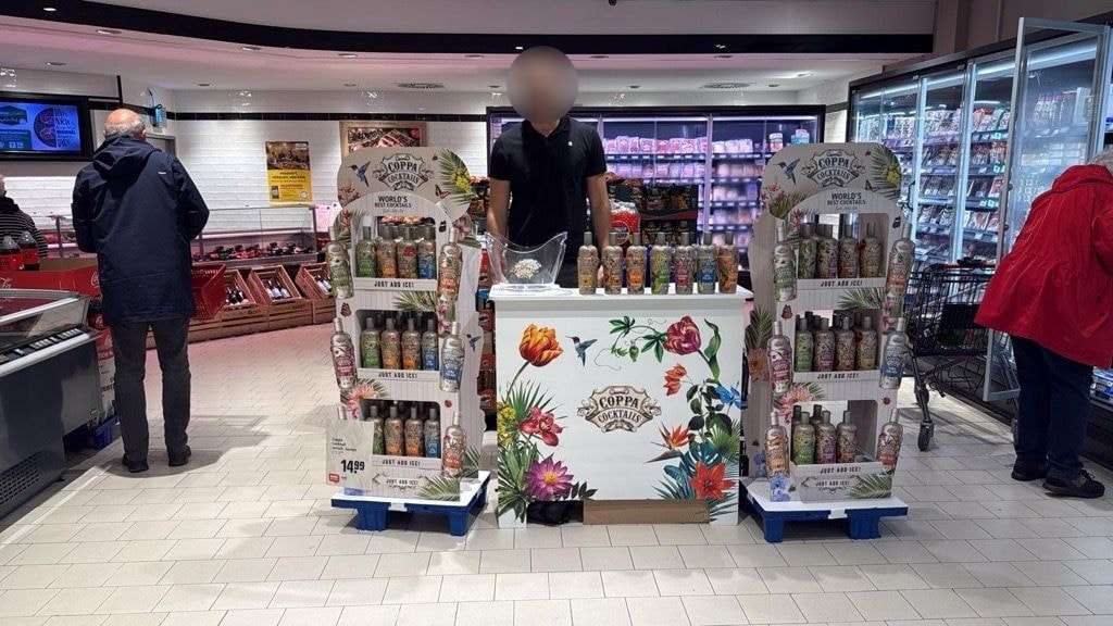 Cocktail-Displays und Verkaufstheke in einem Markt