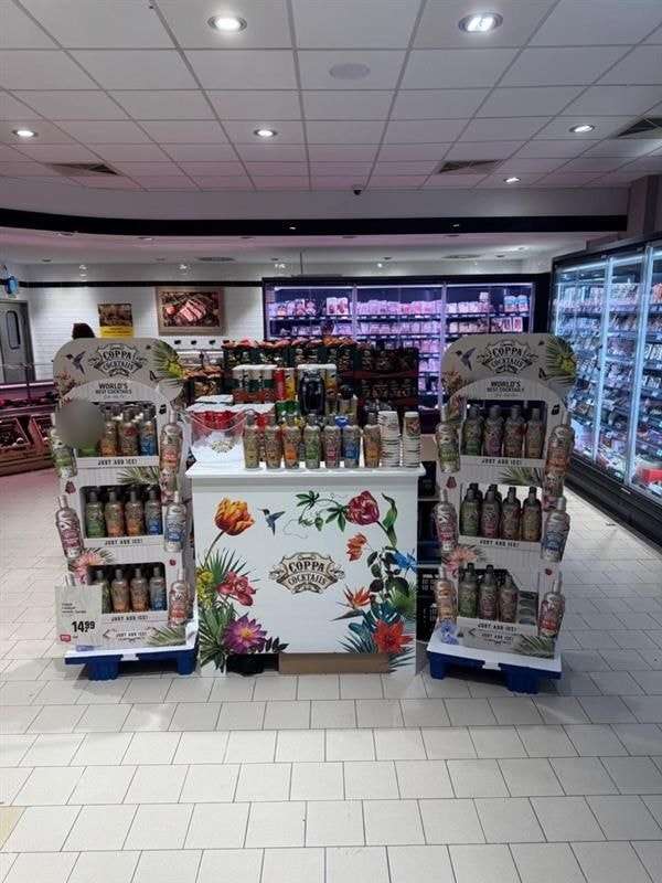 Zwei Cocktail-Displays mit Verkaufstheke im Frischebereich