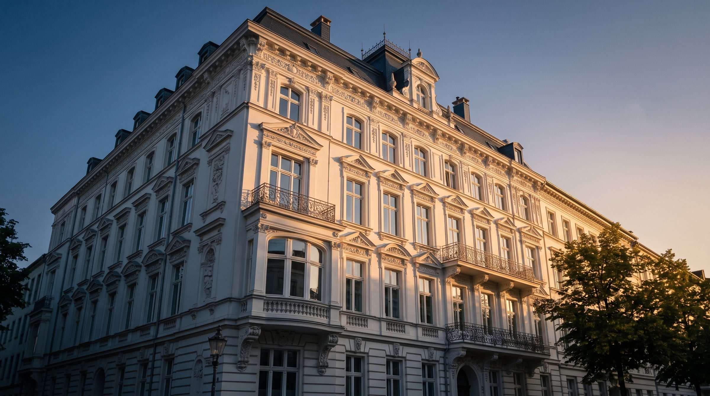 Sanierter Gründerzeit-Altbau mit Stuckfassade im Abendlicht